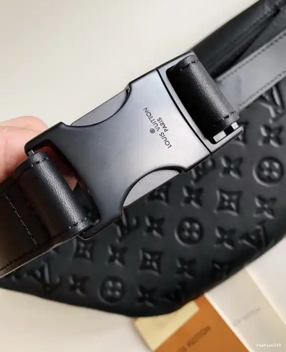 DISCOVERY BUMBAG LOUIS VUITTON 0402